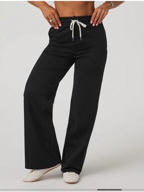 Vuori halo essential wide leg pant 
Black size XS short